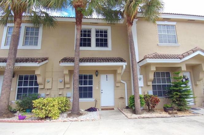 10587 Sw 6Th St Pembroke Pines Fl 33025 Townhome Rentals In