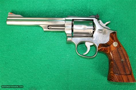 A Smith Wesson Model 66 2 Combat Magnum Stainless Cal 357 Magnum