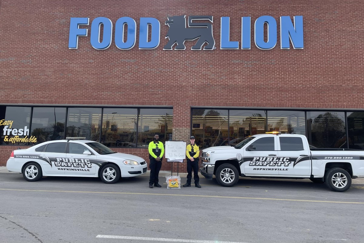 Hopkinsville Police Officers Raise 300 Worth Of Food Items For Food