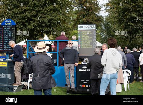 Windsor Berkshire Uk 3Rd October 2022 Racegoers At Royal Windsor